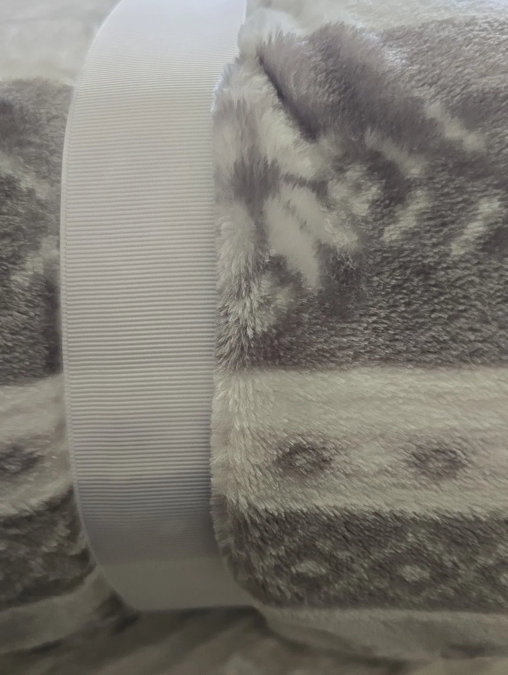 NORTH POLE XL VELVET PLUSH GRAY AND WHITE BLANKET